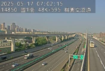 國道1號五股楊梅高架道路 南下 48K+595 泰山轉接道交流道到機場系統交流道 距離2.5公里 氣溫25.6度