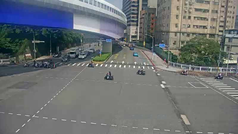 新北市道路  中和區景平路、環河東路口(秀朗橋門架上) 距離1.3公里 氣溫27.6度
