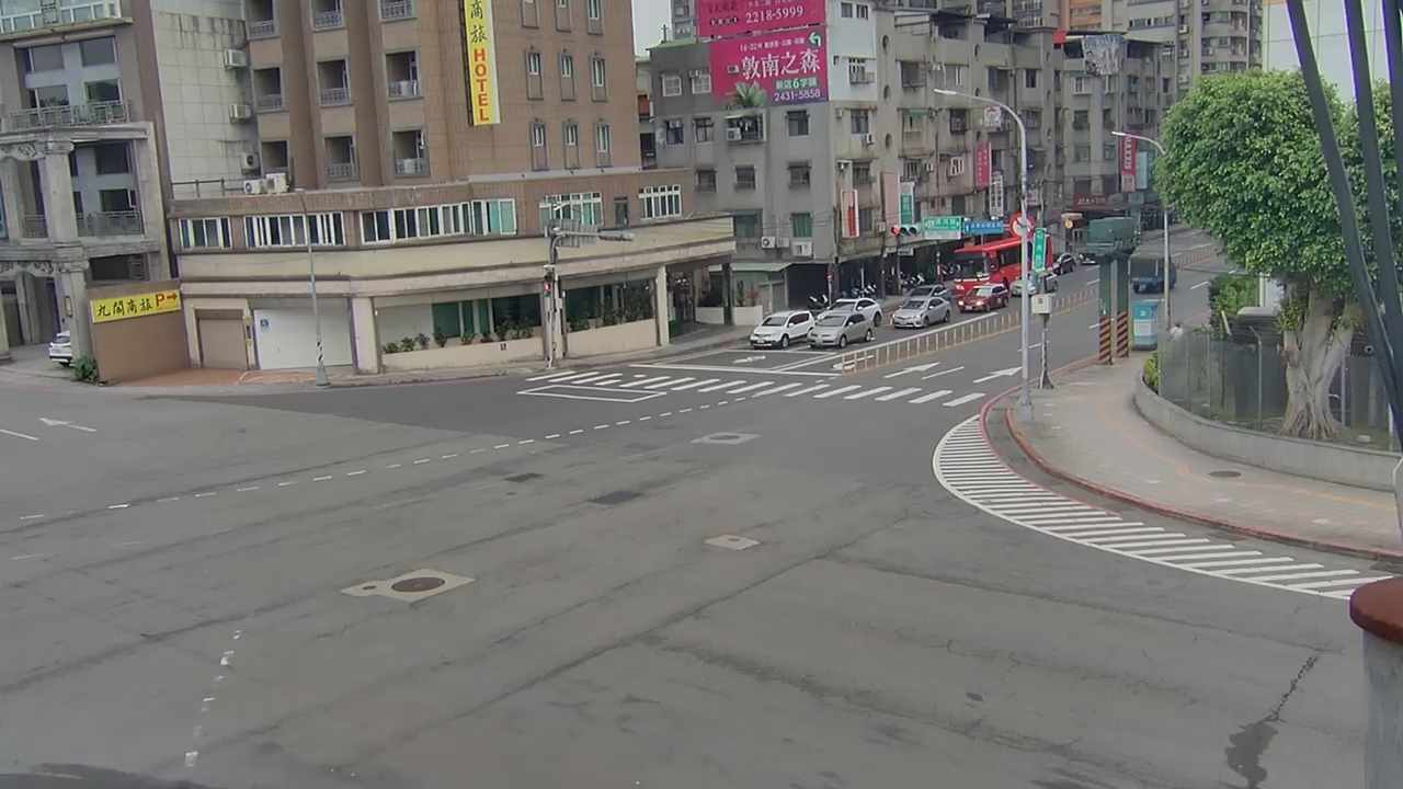 新北市道路  新店區環河路、中央路口(東側號誌桿上) 距離1.2公里 氣溫26.3度