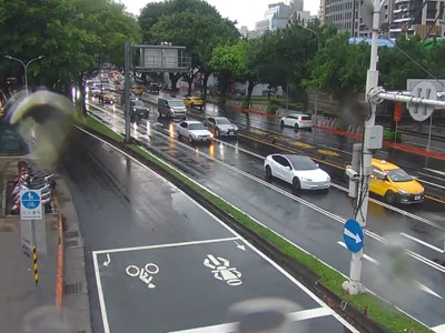 台北市道路  中山劍潭(東側) 距離0.9公里 氣溫30.4度