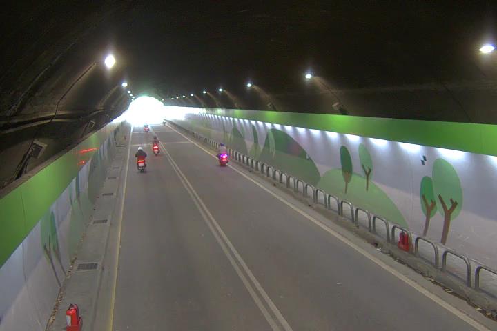 辛亥隧道往市區入口0K+355M 氣溫11.8度