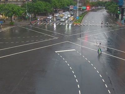 台北市道路  劍潭路-承德路口 距離0.8公里 氣溫30.4度