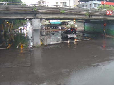 台北市道路  雙溪街與至誠路口 距離1.4公里 氣溫30.4度